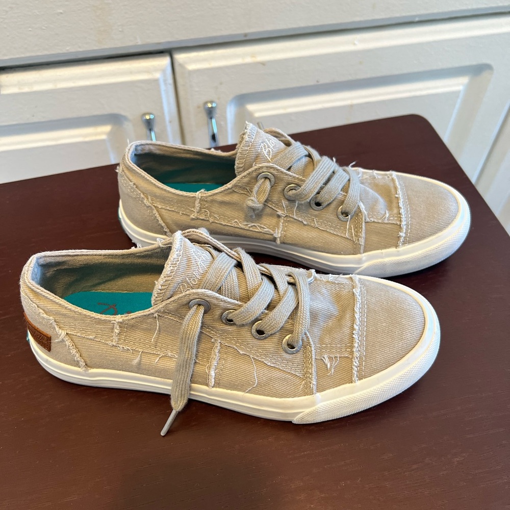 Blowfish Malibu Canvas
Distressed Low Top Sneakers
Lace Up Taupe White Sz 7.5